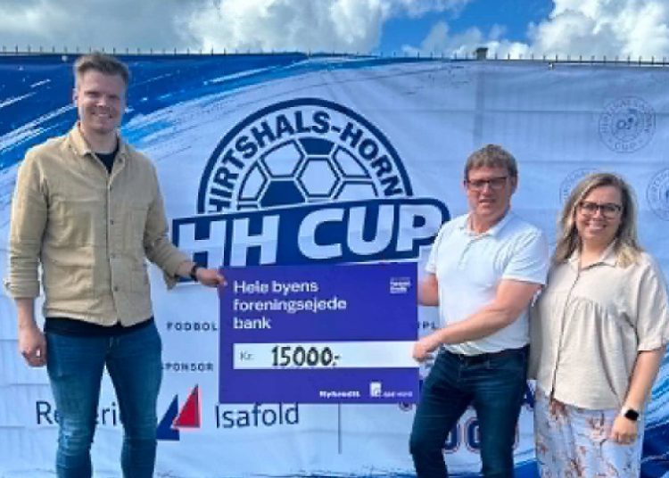 Michael Olesen fra Spar Nord i Hirtshals sammen med cupansvarligt Jesper Vandsted og Maja Holm Schlie fra bestyrelsen i Hirtshals Boldklub. Foto: HB.
