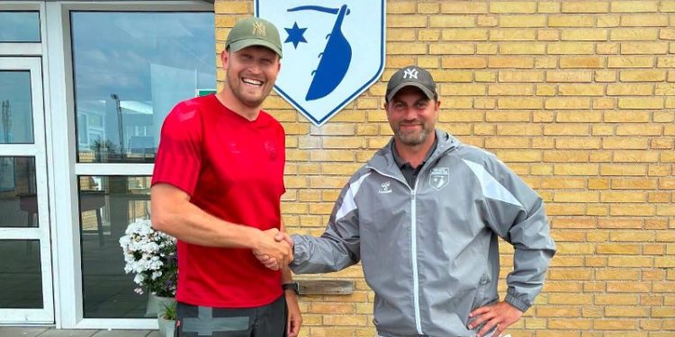 Anders Holm Schlie og formand Steffen Rævskjær Ledet fra Hirtshals Boldklub. Foto: HB.