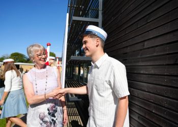 rektor Elsebeth Gabel Austin ønsker tillykke til Oliver Haabendal-Jessen. Foto: Hjørring Gymnasium.