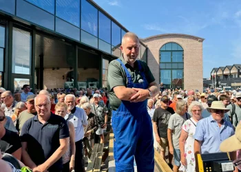 Fisker og bygherre Henning Kjeldsen foran Oplevelsescenter Maskinrummet i Skagen Foto: Kristoffer Vangsted/Skagen Nyt. 