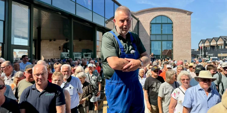 Fisker og bygherre Henning Kjeldsen foran Oplevelsescenter Maskinrummet i Skagen Foto: Kristoffer Vangsted/Skagen Nyt. 