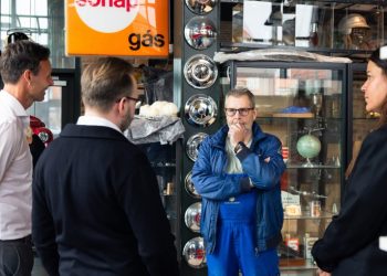 Henning Kjeldsen taler med turistdirekøren. Bent Christensen fra Toppen af Danmark og Cathrine Stadum fra Plesner Hotel. Foto: Toppen af Danmark.