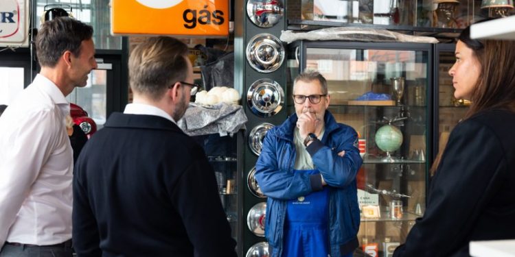 Henning Kjeldsen taler med turistdirekøren. Bent Christensen fra Toppen af Danmark og Cathrine Stadum fra Plesner Hotel. Foto: Toppen af Danmark.