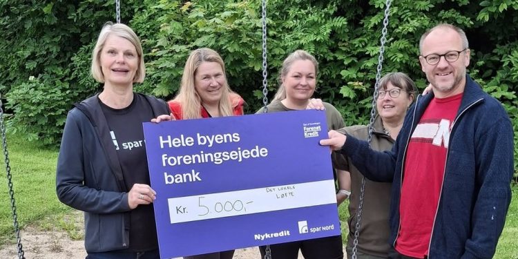 Den glade giver til højre i selskab med de mindst ligeså glade modtagere i Horne. Foto: Privat.