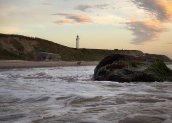 Husmoderstranden med udsigt op mod Hirtshals Fyr. Foto: Arturs Pirazkov.