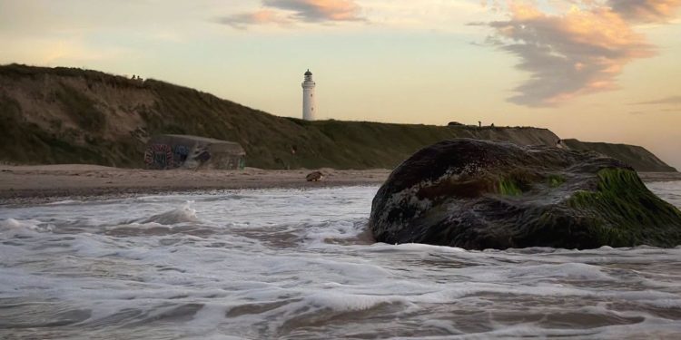 Husmoderstranden med udsigt op mod Hirtshals Fyr. Foto: Arturs Pirazkov.