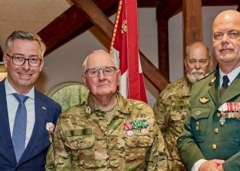 Tage Evan Andersen, modtager af Hjemmeværnets Fortjensttegn, er flankeret af Hans Andersen, kommitteret for Hjemmeværnet, og chefen for Hjemmeværnsdistrikt Nordjylland, oberstløjtnant Klaus K. Billenstein. Foto: Hjemmeværnet.