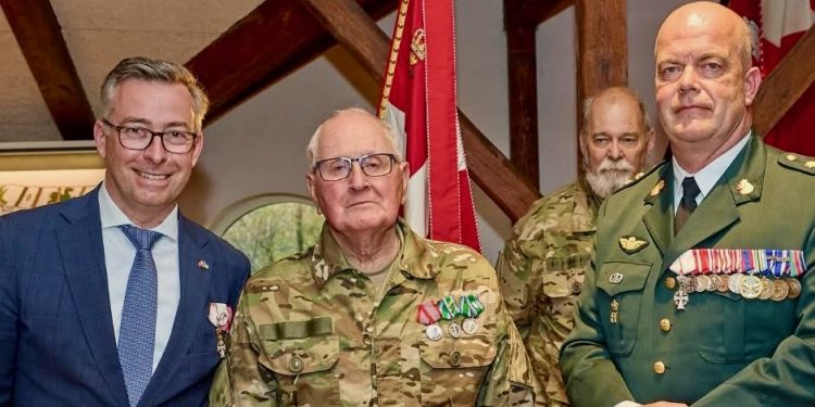 Tage Evan Andersen, modtager af Hjemmeværnets Fortjensttegn, er flankeret af Hans Andersen, kommitteret for Hjemmeværnet, og chefen for Hjemmeværnsdistrikt Nordjylland, oberstløjtnant Klaus K. Billenstein. Foto: Hjemmeværnet.
