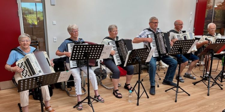 Tårs-Lendum Harmonikaklub sørgede for den gode stemning og masser af fællessang. Foto: Niels Helver.