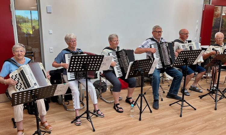 Tårs-Lendum Harmonikaklub sørgede for den gode stemning og masser af fællessang. Foto: Niels Helver.