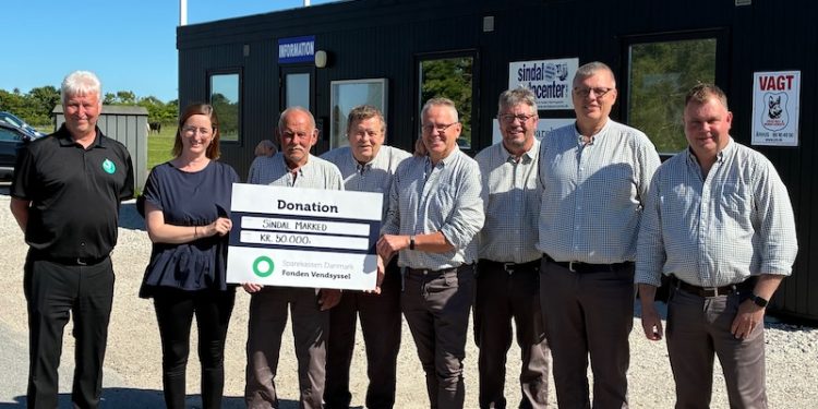 Souschef i Sparekassen Danmark Sindal Afdeling, Randi Holm Lauritsen, og privatkunderådgiver Allan Vejborg Jensen overrækker på vegne af fonden den fysiske "check" til Markedsudvalget. Foto: Niels Helver.
