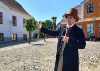 Hr. Thorgaard fortæller historier om mennesker, begivenheder og skæve episoder fra købstaden Hjørring. Foto: VHM.