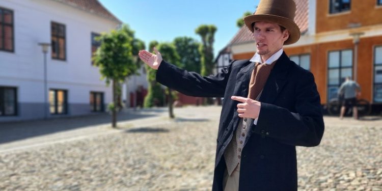 Hr. Thorgaard fortæller historier om mennesker, begivenheder og skæve episoder fra købstaden Hjørring. Foto: VHM.