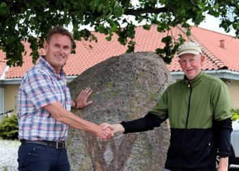 Direktør Jan-Iver Christiansen lykøsker 25 års jubilaren  Bent Jeppesen. Foto: Vennelyst.