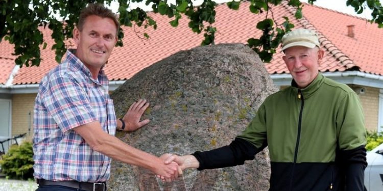 Direktør Jan-Iver Christiansen lykøsker 25 års jubilaren  Bent Jeppesen. Foto: Vennelyst.