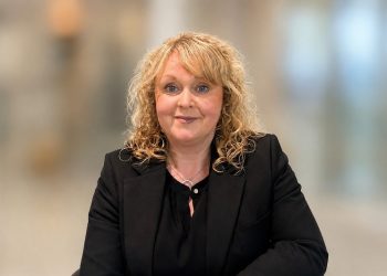 Katrine Pors Larsen. Foto (baggrund lavet med AI): Region Nordjylland.