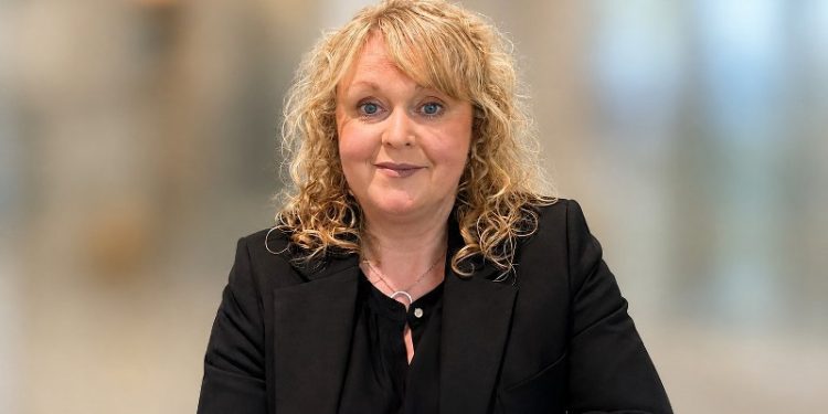 Katrine Pors Larsen. Foto (baggrund lavet med AI): Region Nordjylland.