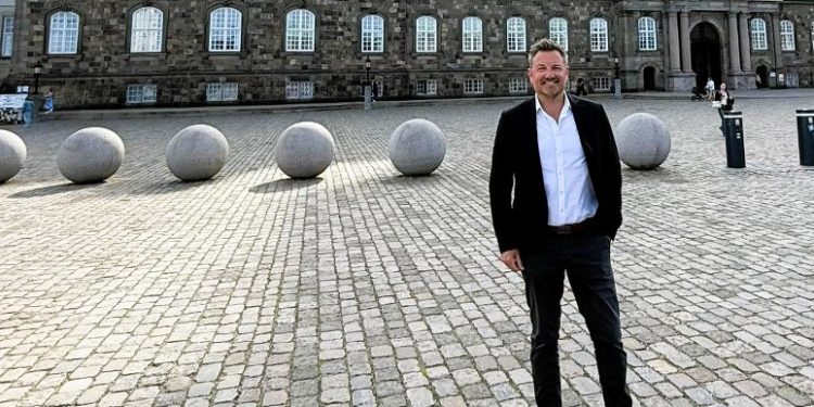 Lokale Thomas Klimek foran Christiansborg. Foto: Privat.
