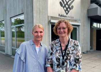 Voksenlærling hos Køkkenområdet 
Et tæt samarbejde mellem Køkkenområdet og Business Hjørring er med til at skabe kontakt mellem arbejdspladsen og potentielle elever. Her ses afdelingsleder Jane Maidlow (tv.) og virksomhedskonsulent Dorte Kjærsgaard Jensen. Foto: Business Hjørring.