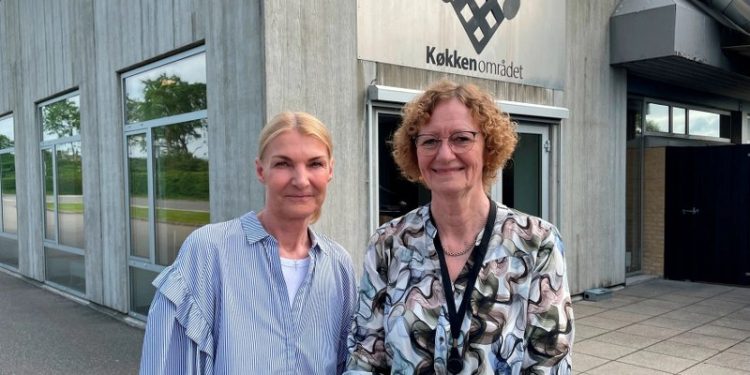 Voksenlærling hos Køkkenområdet
Et tæt samarbejde mellem Køkkenområdet og Business Hjørring er med til at skabe kontakt mellem arbejdspladsen og potentielle elever. Her ses afdelingsleder Jane Maidlow (tv.) og virksomhedskonsulent Dorte Kjærsgaard Jensen. Foto: Business Hjørring.