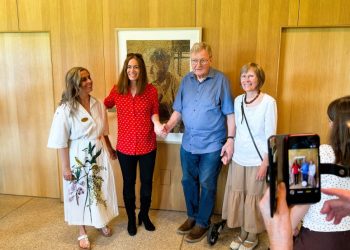 Direktør Rikke Ejsenhardt og billedkunstner Lise Vestergaard sammen med Jørn og Inger Ussing Larsen. Bag dem ses det smukke portræt af Jørn Ussing Larsen. Foto: Niels Skipper.