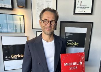 Direktør Kristian Rise med dokumentationen fra Michelin Guide. Foto: Bryghuset Vendia.
