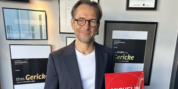 Direktør Kristian Rise med dokumentationen fra Michelin Guide. Foto: Bryghuset Vendia.