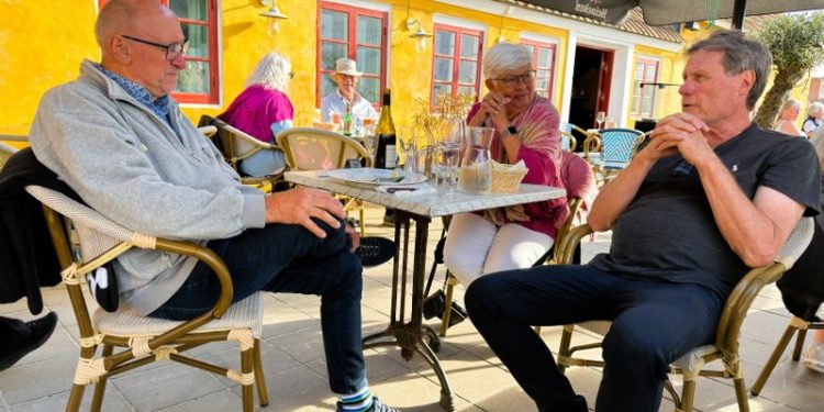 Niller alias Niels Kr. Nielsen og Mona Yder i selskab med værten Per Kro. Foto: Niels Skipper.