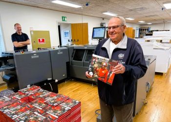 Stolt hovedperson med førsteudgaven af bogen om Krumme. Foto: Niels Skipper.