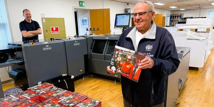 Stolt hovedperson med førsteudgaven af bogen om Krumme. Foto: Niels Skipper.