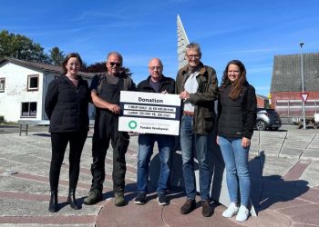 På billedet ses Ann Boye Jensen fra Sparekassen Danmarks afdeling i Tårs og Randi Holm Lauritsen fra afdelingen i Sindal sammen med bestyrelsesmedlemmer fra Lendum Kunst- og Kulturforening. Foto: SDFV.