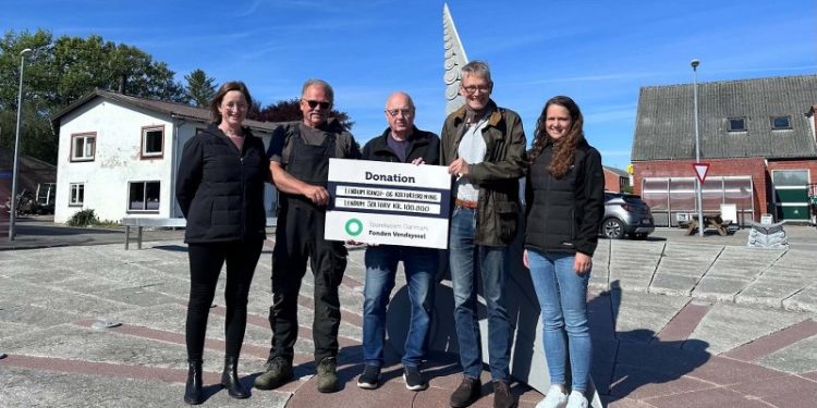 På billedet ses Ann Boye Jensen fra Sparekassen Danmarks afdeling i Tårs og Randi Holm Lauritsen fra afdelingen i Sindal sammen med bestyrelsesmedlemmer fra Lendum Kunst- og Kulturforening. Foto: SDFV.