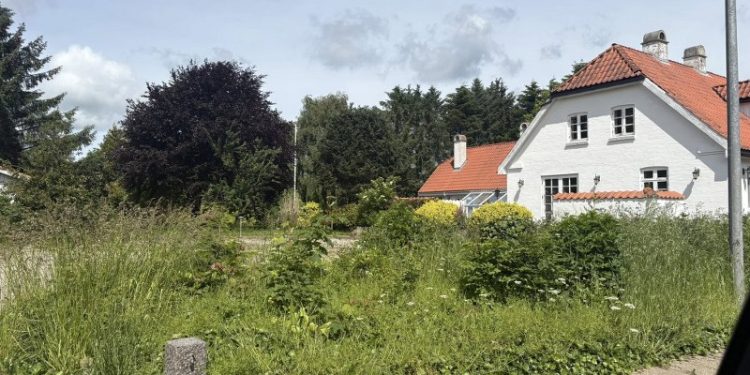 Det ene af de to bostedshuse i Lørslev. Foto: Privat.