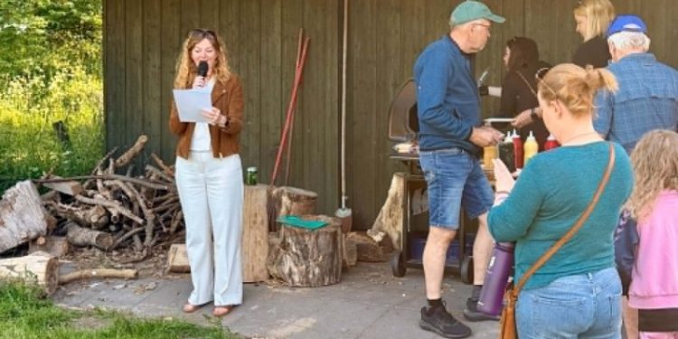 Byrådsmedlem Betina D. Jensen fra Venstre holdt båltalen i Lørslev. Foto: Privat.