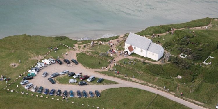Parkeringspladsen ved Maarup Kirke syd for Lønstrup. Foto: Hans Hunderup.