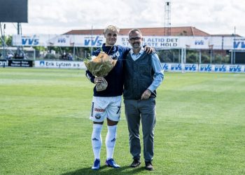 Mads Nybo og sportschef Jens Hammer Sørensen. Foto: VFF.