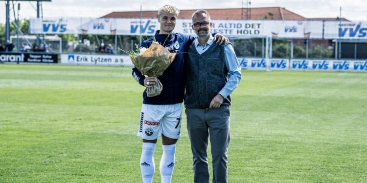 Mads Nybo og sportschef Jens Hammer Sørensen. Foto: VFF.
