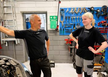Værkfører Flemming Stensbak og partikanten Malou på værkstedet hos Rørbæk Biler.