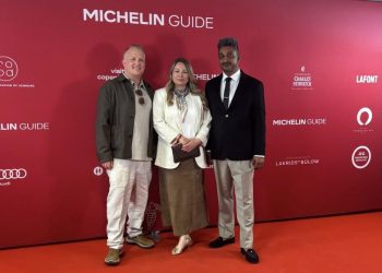 Køkkenchef Jack Cramer (tv.), administrerende direktør for Ruths Hotel, Maria Bundgaard Christensen, og restaurantchef Jacob Lauridsen ved Michelin-uddelingen i Tivoli i København, hvor Restaurant Okê modtog sin første Michelin-stjerne.