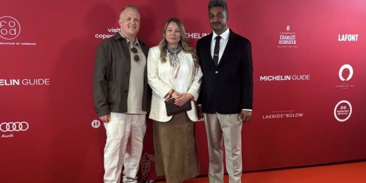 Køkkenchef Jack Cramer (tv.), administrerende direktør for Ruths Hotel, Maria Bundgaard Christensen, og restaurantchef Jacob Lauridsen ved Michelin-uddelingen i Tivoli i København, hvor Restaurant Okê modtog sin første Michelin-stjerne.