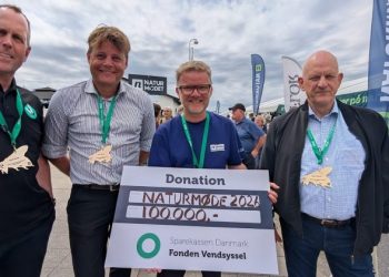Rene Jensen, der er direktør i Sparekassen Danmarks afdeling i Hirtshals, overrakte sammen med Lars Have og Vagn Hansen fra fondens bestyrelse donationen til Leif Jakobsen fra Naturmødet. Foto: Sparekassen Danmark Fonden Vendsyssel.