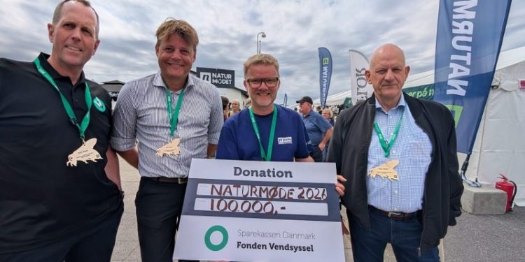 Rene Jensen, der er direktør i Sparekassen Danmarks afdeling i Hirtshals, overrakte sammen med Lars Have og Vagn Hansen fra fondens bestyrelse donationen til Leif Jakobsen fra Naturmødet. Foto: Sparekassen Danmark Fonden Vendsyssel.