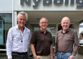 Jarl Thomsen flankeret af indehaverne Mads Hofmeister og Morten Hove. Foto: Nybolig Hjørring.