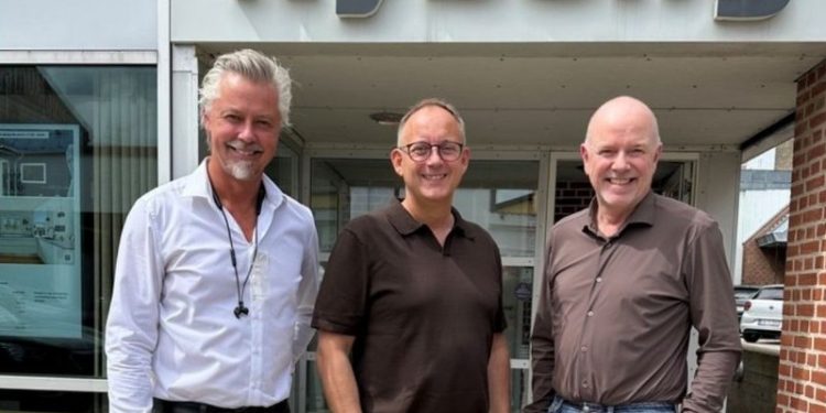 Jarl Thomsen flankeret af indehaverne Mads Hofmeister og Morten Hove. Foto: Nybolig Hjørring.