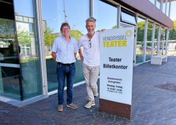 Forperson Ole Peter Christensen og teaterdirketør Rolf Heim foran Vendsyssel. Teater. Foto: Niels Skipper.