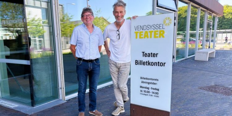 Forperson Ole Peter Christensen og teaterdirketør Rolf Heim foran Vendsyssel. Teater. Foto: Niels Skipper.