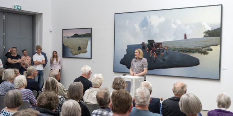 Museumsdirketør Sine Kildeberg bød velkommen på Vendsyssel Kunstmuseum. Foto: Tao Lytzen.