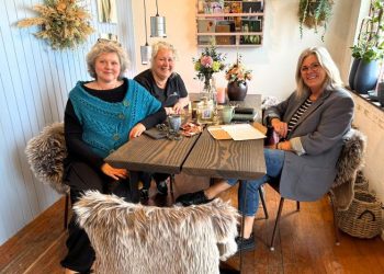 Joan Grønfeldt, Tanja Nielsen og Laila Pallisgaard samlet i Tanjas Blomsteratelier for at løfte lidt af sløret for arbejdet i POSITION Hirtshals. Foto: Niels Skipper.
