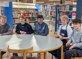 De første fem elever på Sindal Skole har i skoleåret 2025/26 gennemført den nye juniormesterlæreordning. Foto: Niels Helver.