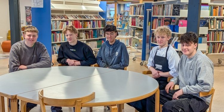 De første fem elever på Sindal Skole har i skoleåret 2025/26 gennemført den nye juniormesterlæreordning. Foto: Niels Helver.